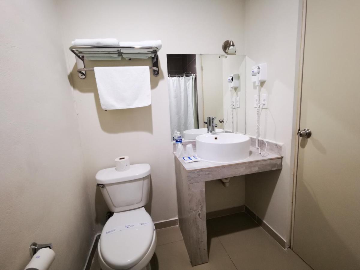 Capital Hotel Монклова Экстерьер фото