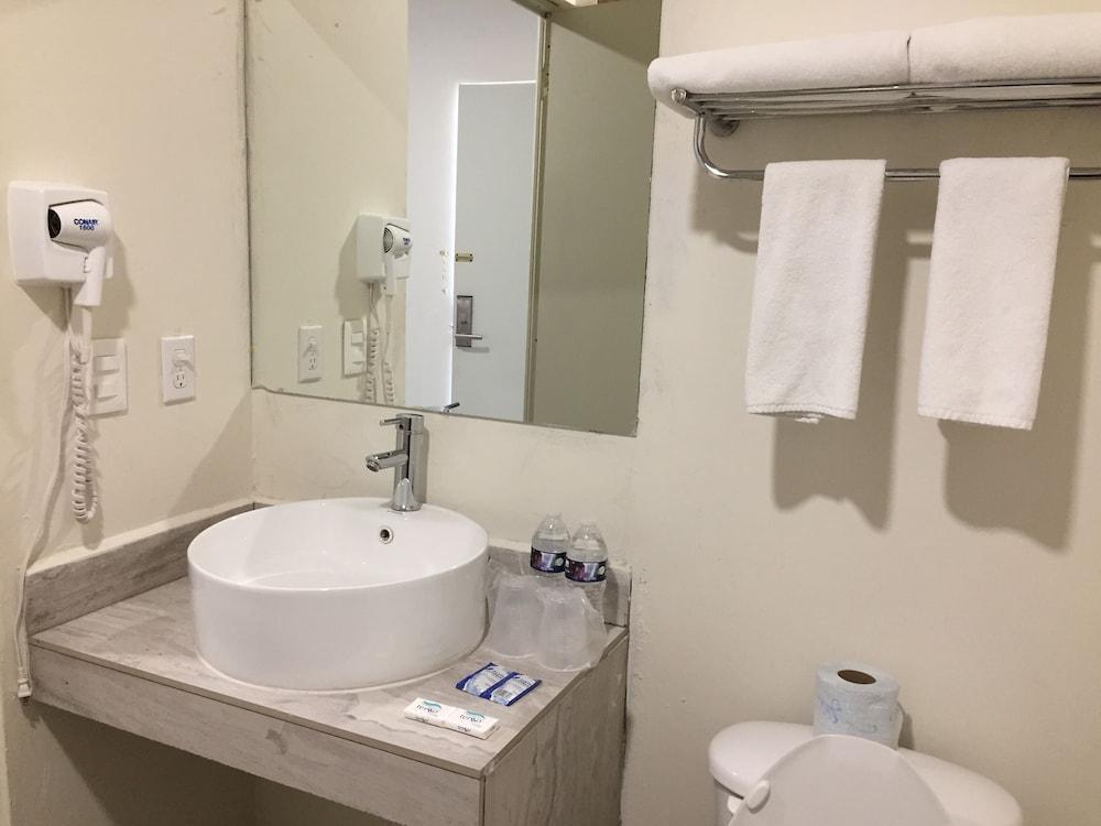 Capital Hotel Монклова Экстерьер фото